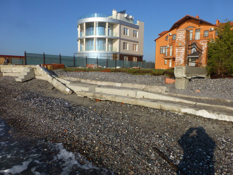 "Дурість безмежна": миколаївські судді знищили маєтками пляж (фото)