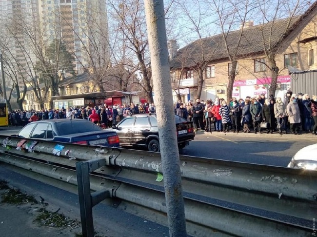 Україна занурилася в транспортний колапс: по 10 людей і всі в масках