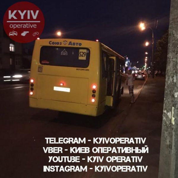 &quot;Моднявый спорткар&quot;: в Киеве у маршрутки на ходу отпала дверь (фото)