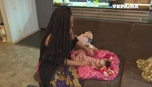 Известная певица впервые показала свою маленькую дочь на ТВ (фото)