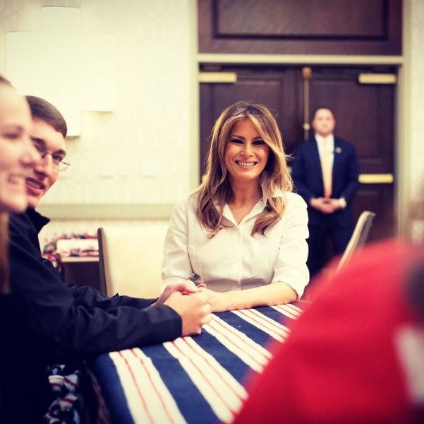 &quot;Мені все одно, а вам?&quot;: Меланія Трамп вперше вийшла в світ після скандалу (відео)