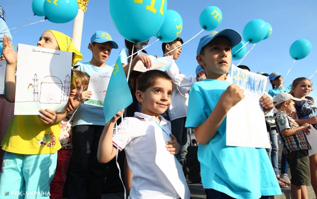 День кримськотатарського прапору: як пройшла щорічна хода (фоторепортаж)
