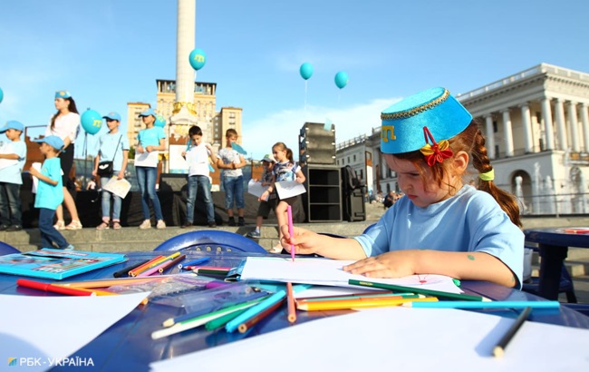 День кримськотатарського прапору: як пройшла щорічна хода (фоторепортаж)