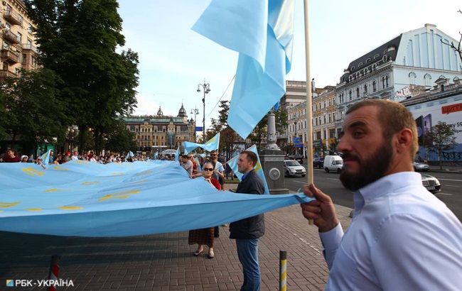 День кримськотатарського прапору: як пройшла щорічна хода (фоторепортаж)