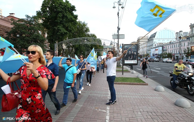 День кримськотатарського прапору: як пройшла щорічна хода (фоторепортаж)