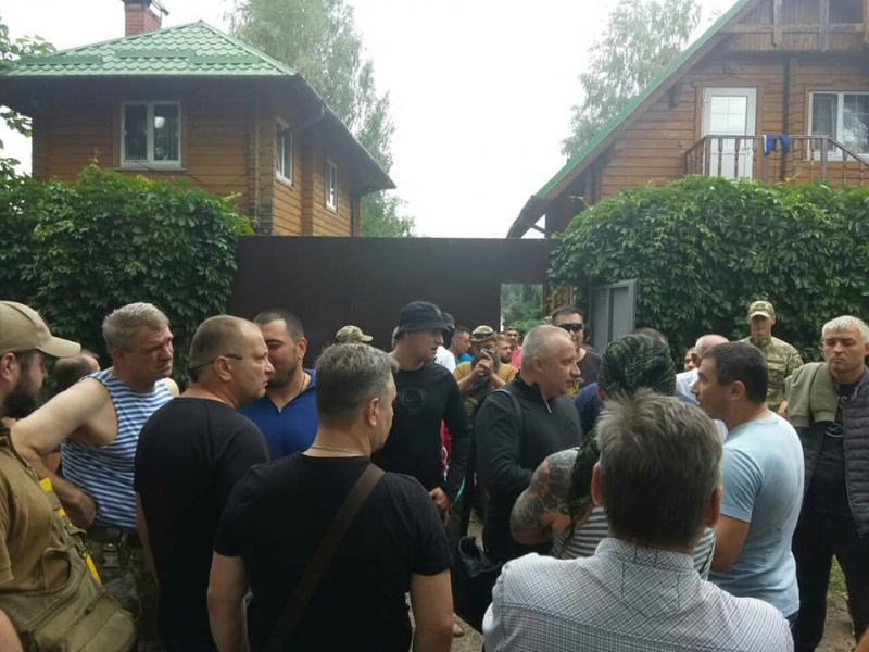 "Мажори закрили доступ до Дніпра": активісти С14 влаштували погром паркану під Києвом (фото)