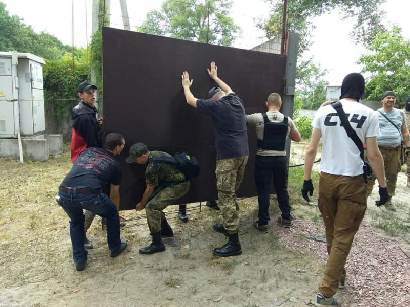 "Мажори закрили доступ до Дніпра": активісти С14 влаштували погром паркану під Києвом (фото)