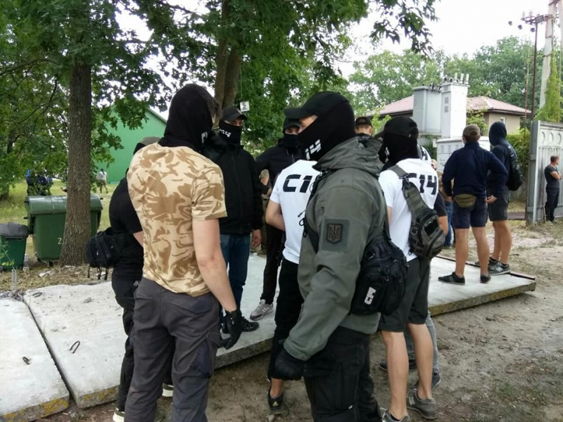 "Мажори закрили доступ до Дніпра": активісти С14 влаштували погром паркану під Києвом (фото)