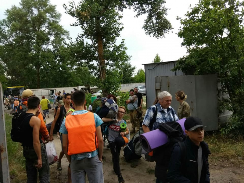 "Мажори закрили доступ до Дніпра": активісти С14 влаштували погром паркану під Києвом (фото)