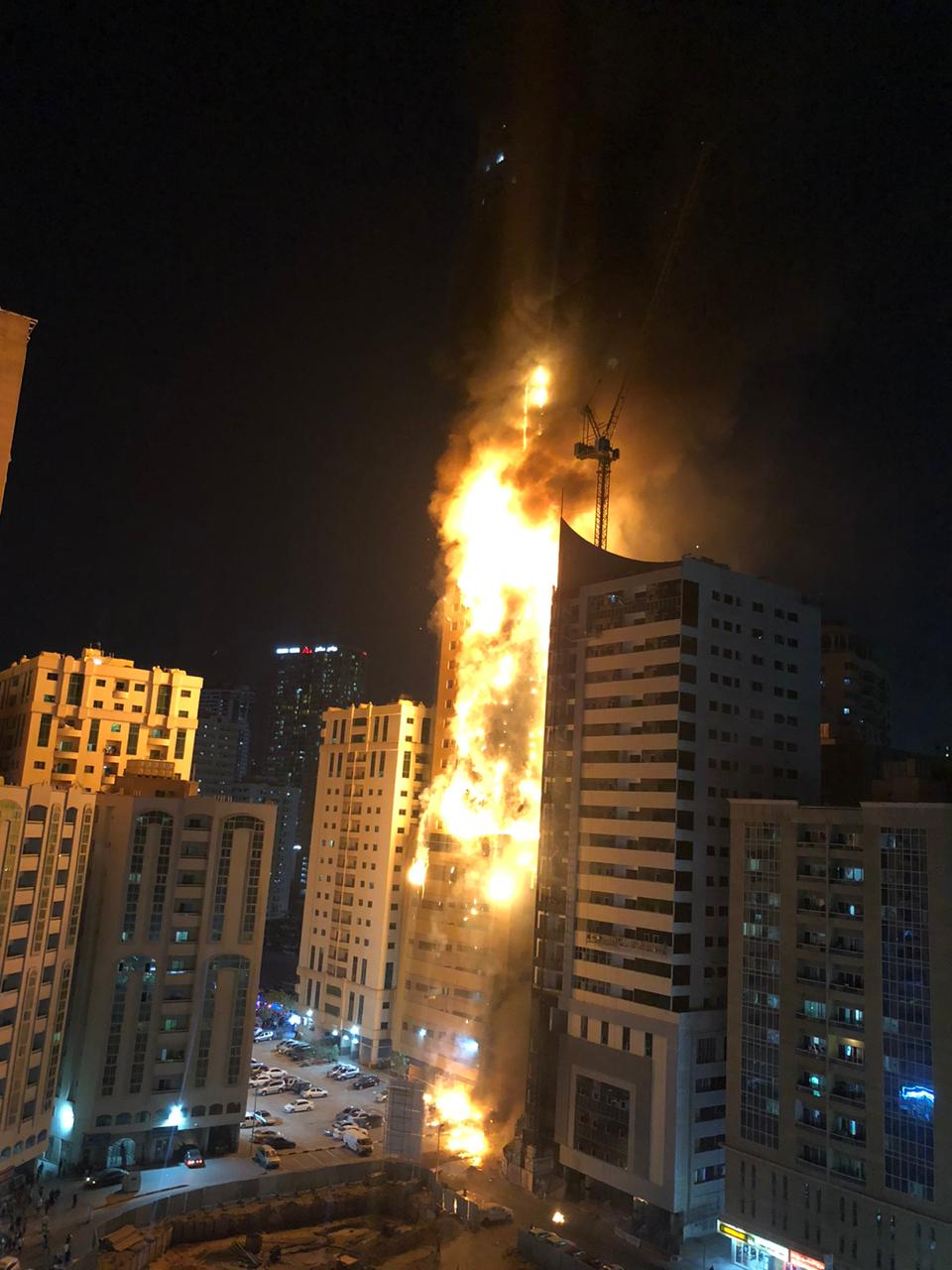 В ОАЕ загорівся 45-поверховий хмарочос з квартирами: лякаюче відео