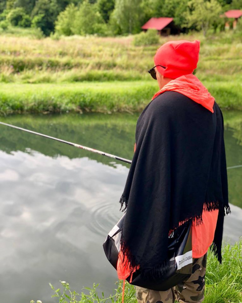 "Полювання на дику форель": стильний Коляденко відправився на рибалку