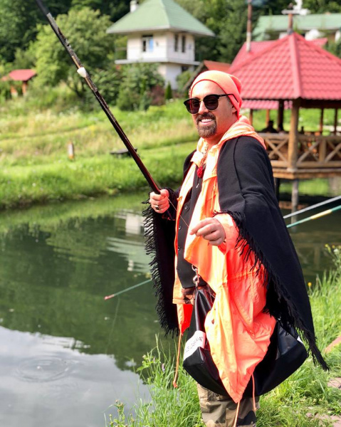 "Охота на дикую форель": стильный Коляденко отправился на рыбалку