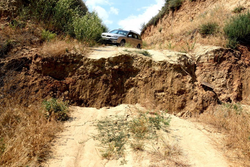 "Не варто їхати сюди відпочивати": під Одесою зійшов сильний зсув (фото, відео)