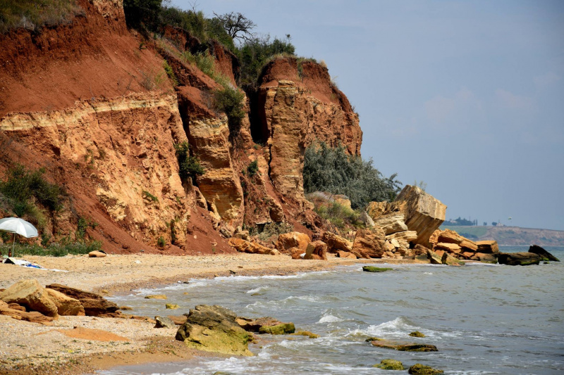"Не варто їхати сюди відпочивати": під Одесою зійшов сильний зсув (фото, відео)