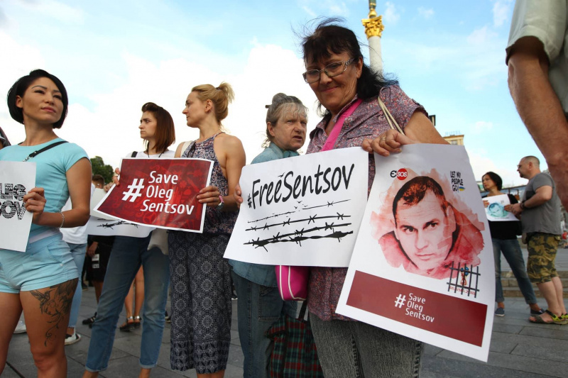День народження Олега Сенцова: в Києві проходить акція на підтримку політв'язня (фоторепортаж)