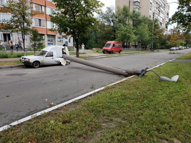 "А могло ж когось прибити": у Києві через негоду стовп розтрощив авто (фото)