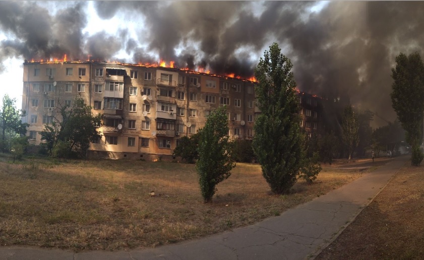 В Новой Каховке произошел масштабный пожар в многоэтажке: фото и видео инцидента