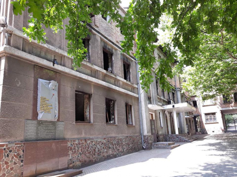 "Вперед у минуле": в мережі показали, у що окупанти перетворили вуз в Донецьку (фото)