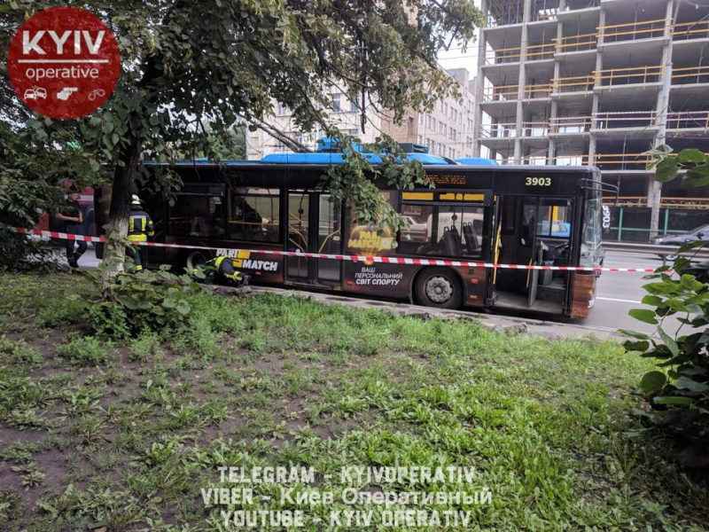 "Комфорт по 8 з підігрівом": у Києві на ходу задимився тролейбус (фото)