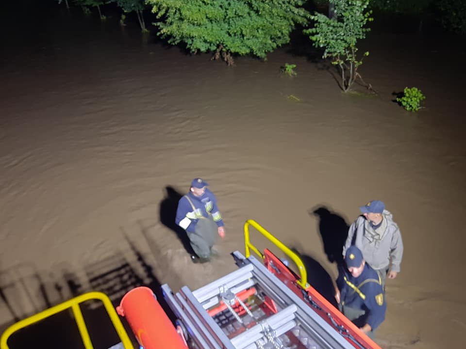 Повалені дерева і затоплені вулиці: під Рівним розбушувалася негода