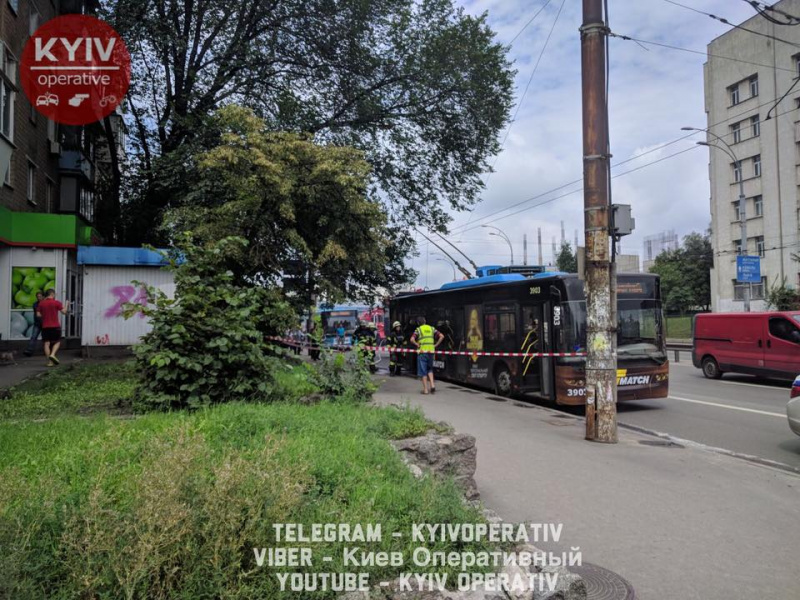 "Комфорт по 8 з підігрівом": у Києві на ходу задимився тролейбус (фото)