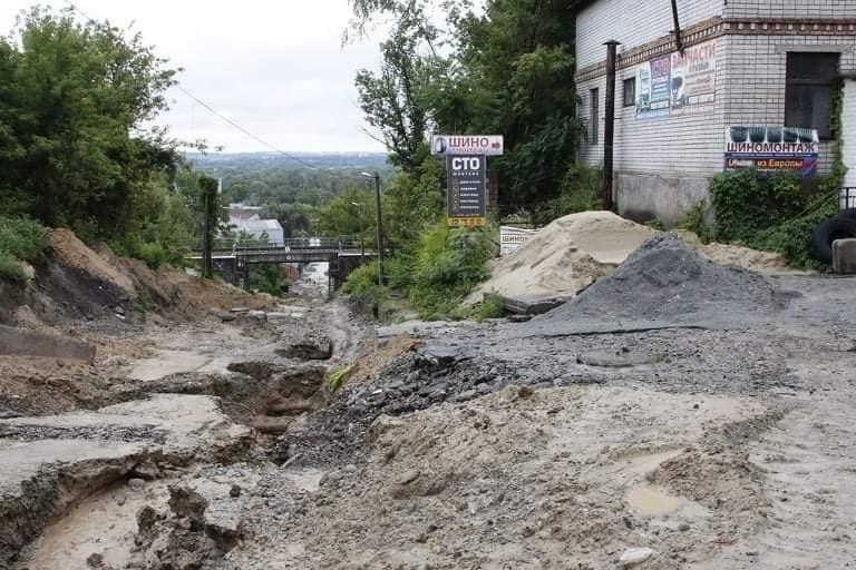 У Дніпрі сильна злива розмила дорогу: фото і відео інциденту