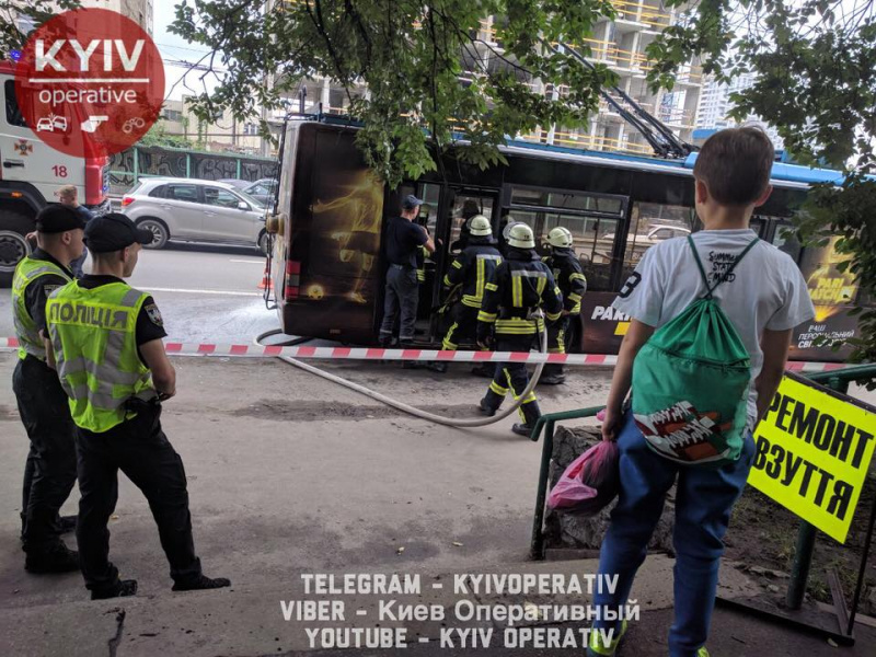 "Комфорт по 8 з підігрівом": у Києві на ходу задимився тролейбус (фото)