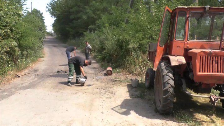 Ями після Укравтодору: жителі села самі ремонтують дорогу під Черкасами