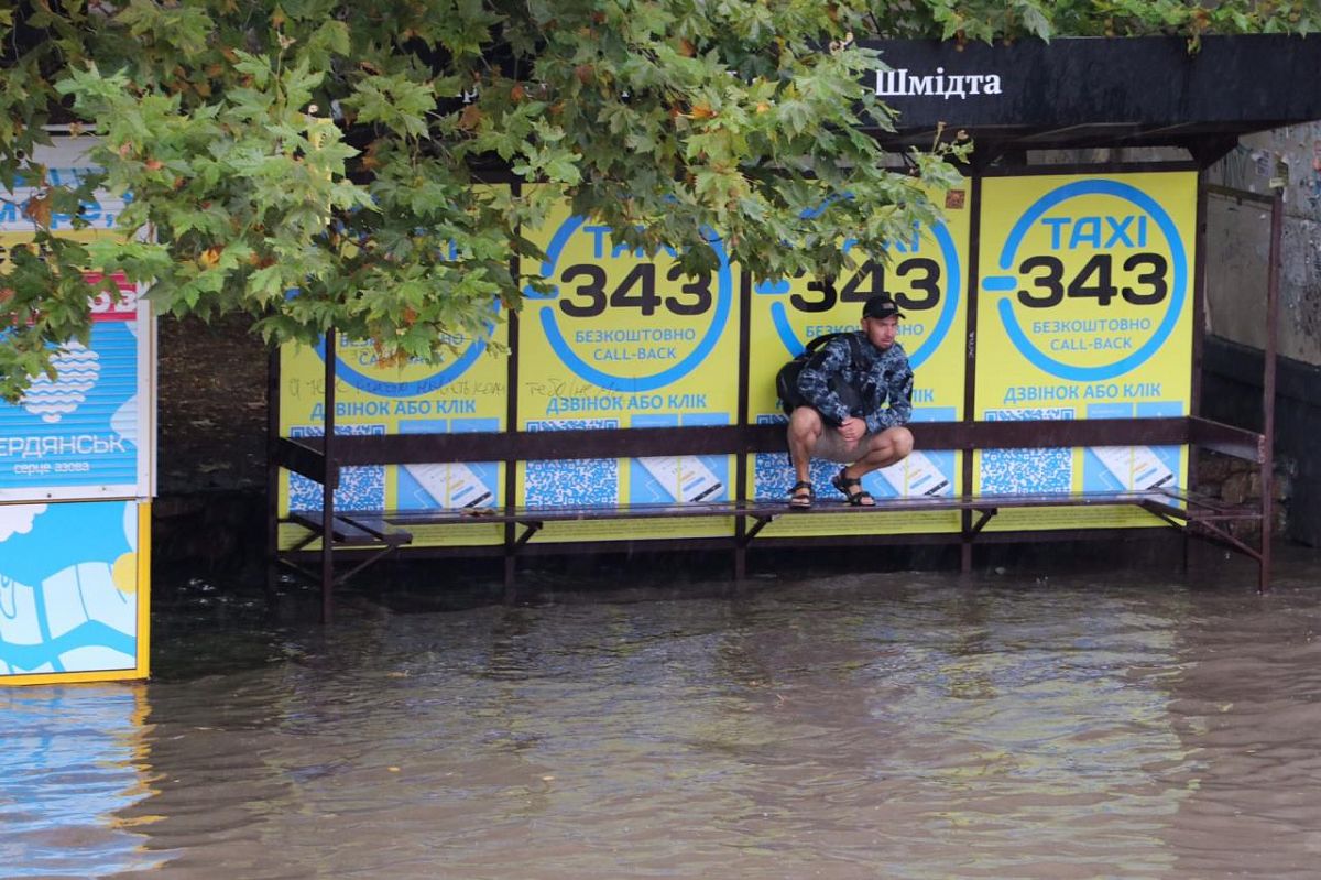 Люди ходили по коліно у воді: зливою затопило ще один курорт на Азовському морі