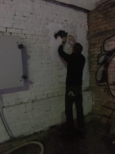 "Бенксі" на Подолі: хто намалював підроблене графіті в Києві (відео)