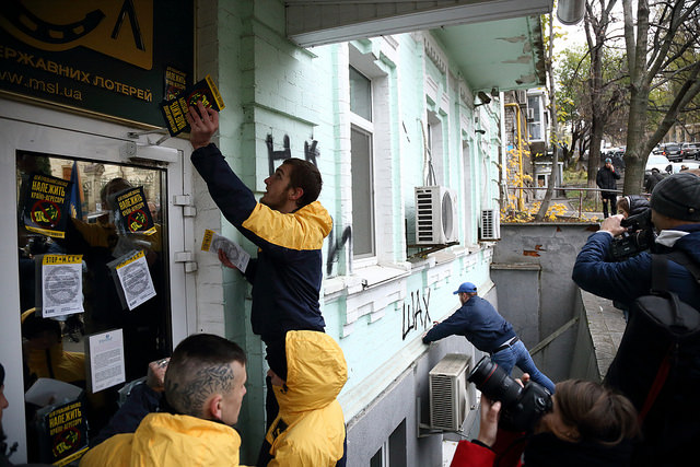 "Бариги і шарлатани": "Азов" влаштував у Києві гучну акцію протесту (фоторепортаж)