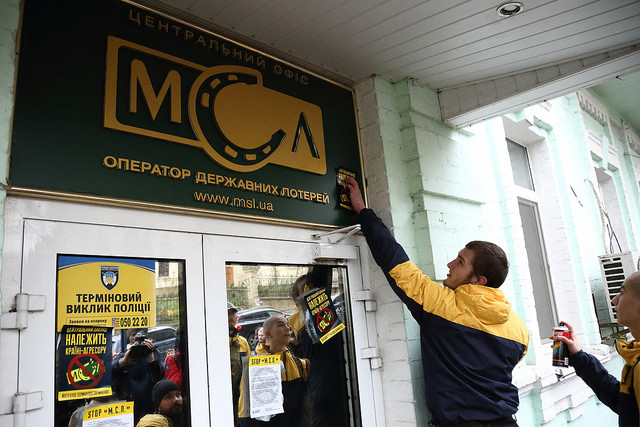 "Бариги і шарлатани": "Азов" влаштував у Києві гучну акцію протесту (фоторепортаж)