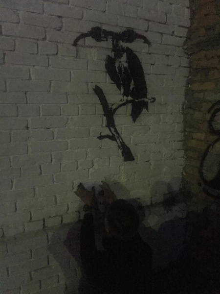 "Бенксі" на Подолі: хто намалював підроблене графіті в Києві (відео)