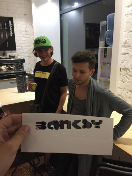 "Бенксі" на Подолі: хто намалював підроблене графіті в Києві (відео)