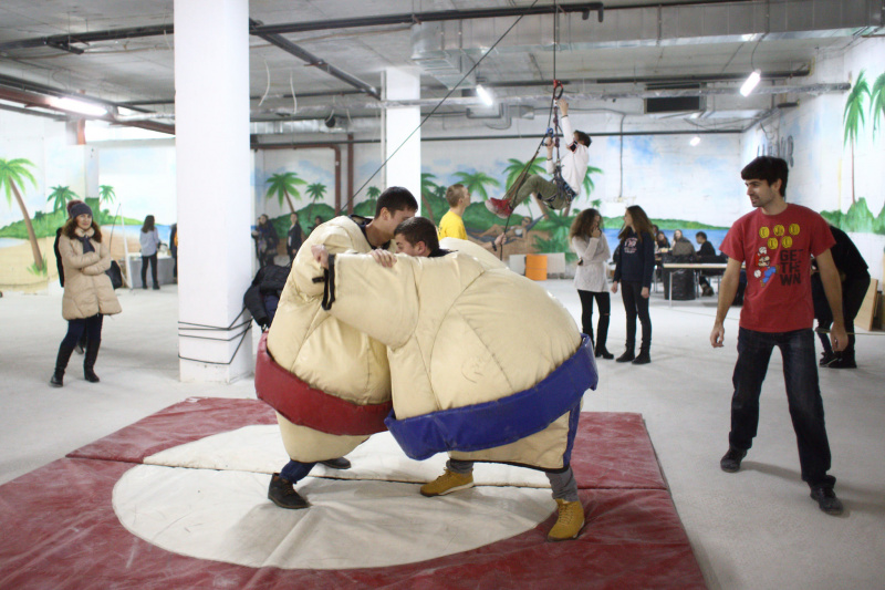 Ходьба по канатам, битье тарелок и другие активности: как в Киеве прошел "Антистресс Фест" (фоторепортаж)