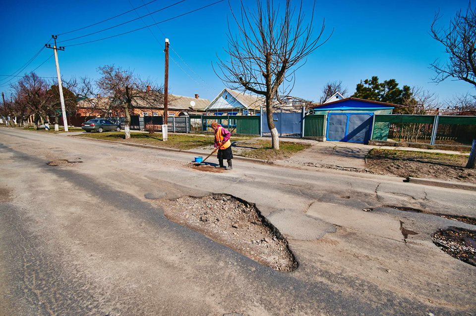 В Бердянске пенсионерка решила сама отремонтировать проезжую магистраль