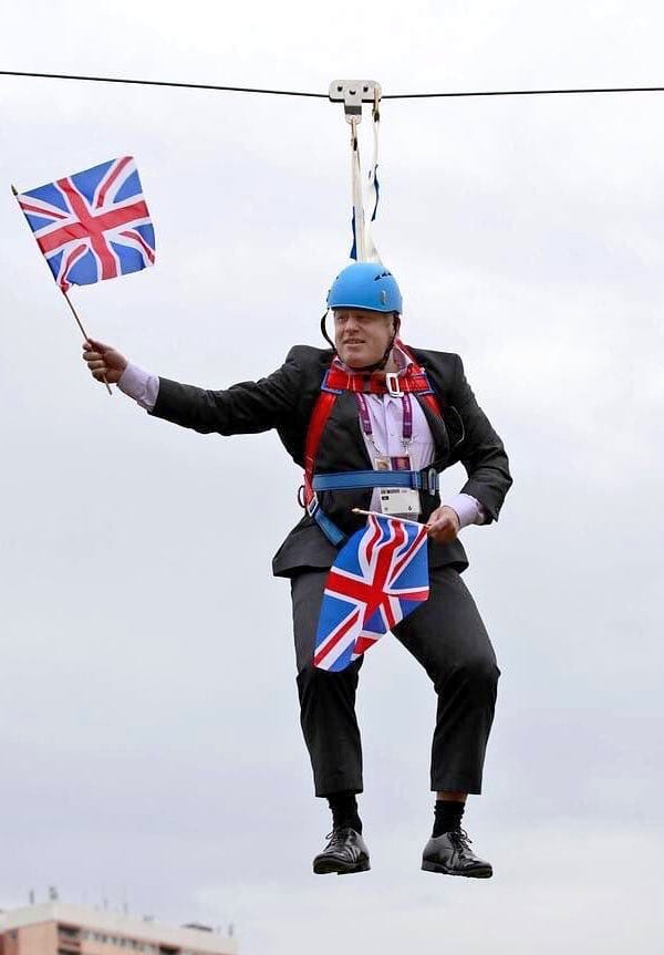 Ирина Верещук на зонте полетала над Киевом: сеть взорвалась фотожабами
