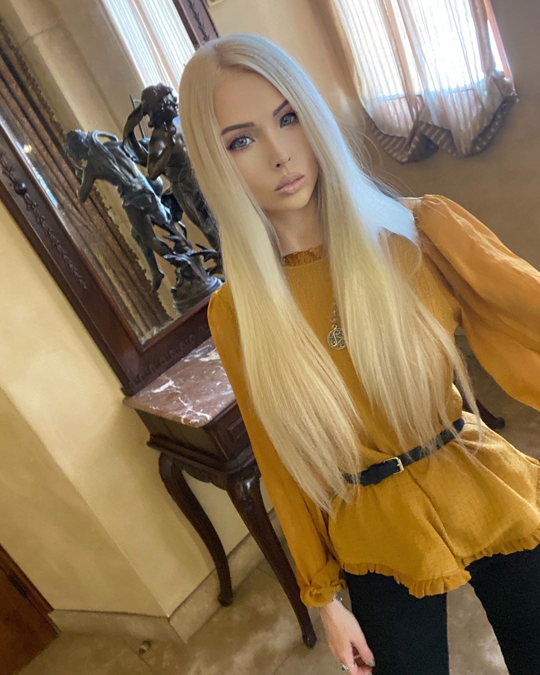 Одесская Барби, которая хотела покончить с собой, стала масоном: ее новые фото поражают