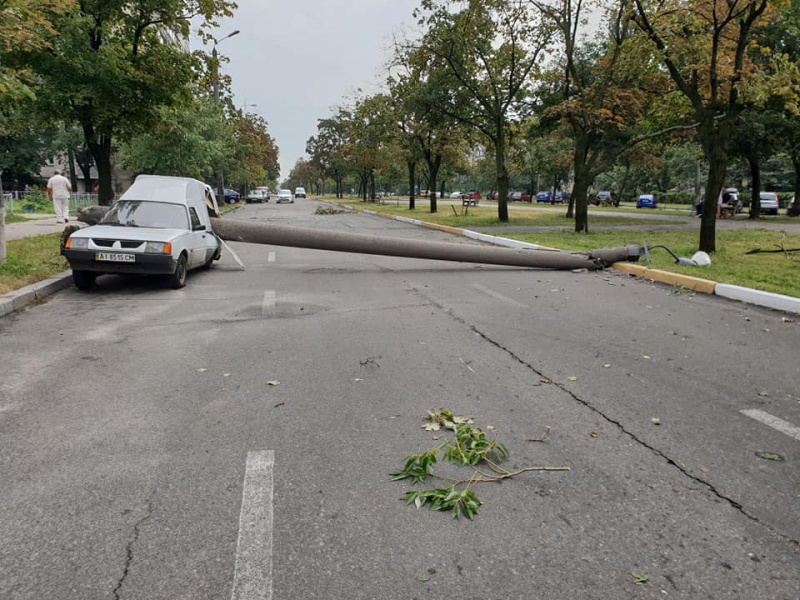 "А могло ж когось прибити": у Києві через негоду стовп розтрощив авто (фото)