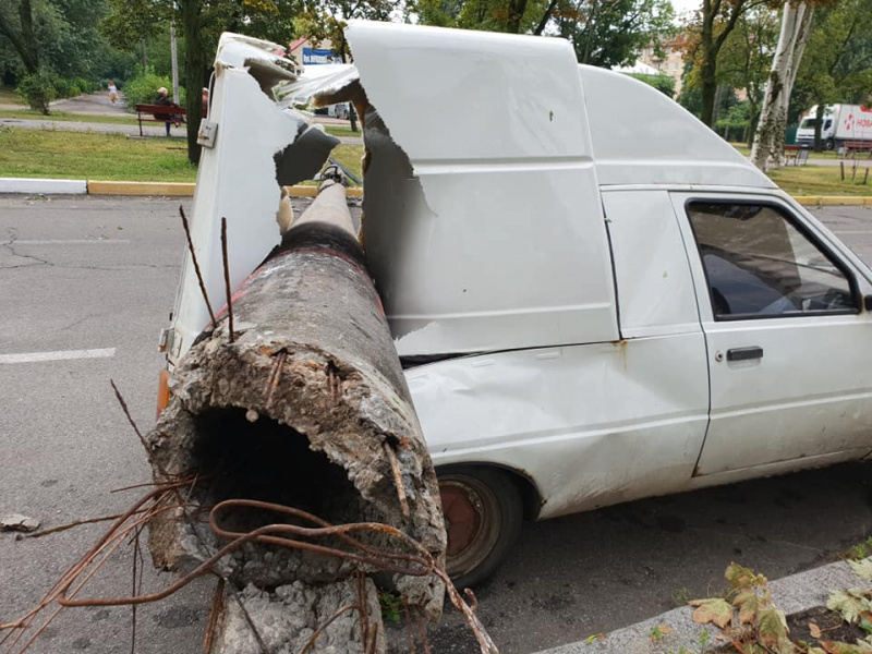 "А могло ж когось прибити": у Києві через негоду стовп розтрощив авто (фото)