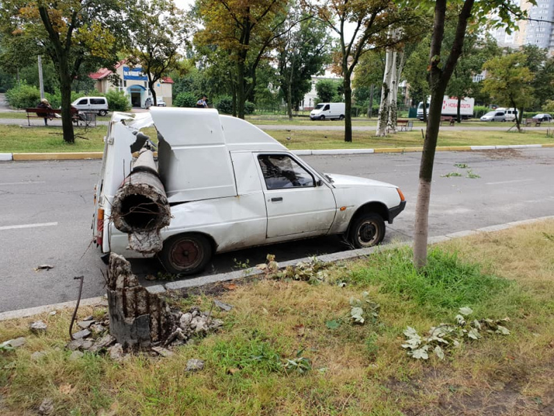 "А могло ж когось прибити": у Києві через негоду стовп розтрощив авто (фото)