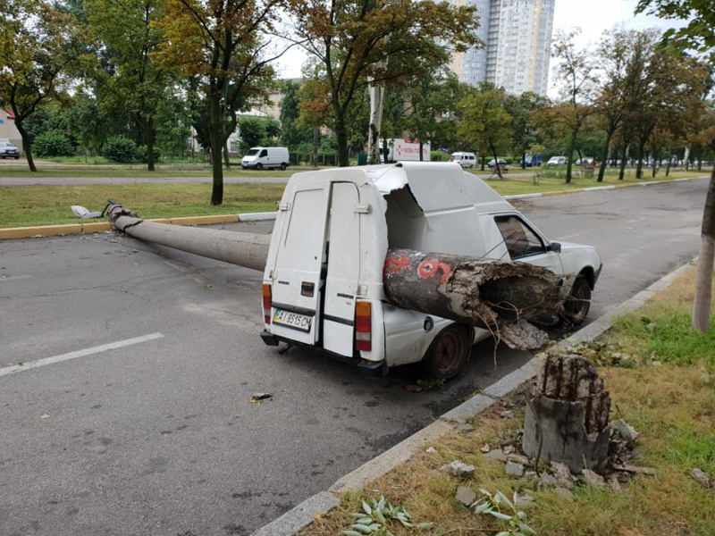 "А могло ж когось прибити": у Києві через негоду стовп розтрощив авто (фото)