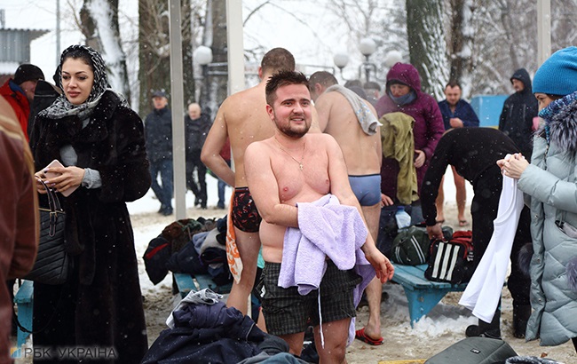 Водохреще 2018: як жителі Києва занурювалися на свято (фоторепортаж)