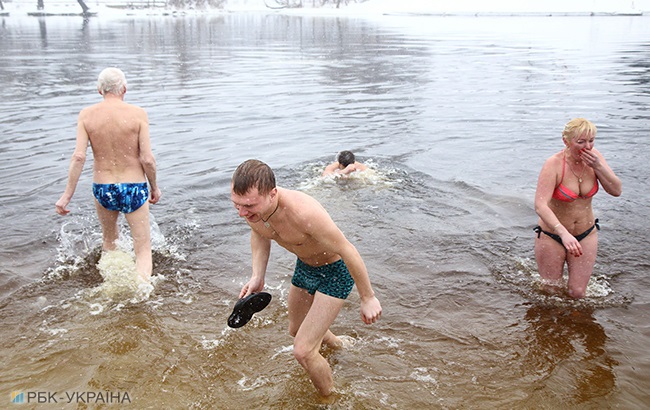 Водохреще 2018: як жителі Києва занурювалися на свято (фоторепортаж)