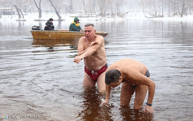 Водохреще 2018: як жителі Києва занурювалися на свято (фоторепортаж)