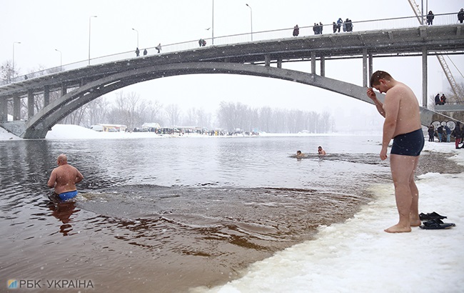 Водохреще 2018: як жителі Києва занурювалися на свято (фоторепортаж)