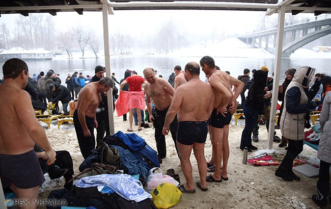 Водохреще 2018: як жителі Києва занурювалися на свято (фоторепортаж)