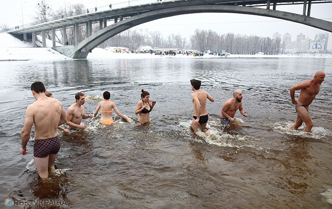 Водохреще 2018: як жителі Києва занурювалися на свято (фоторепортаж)