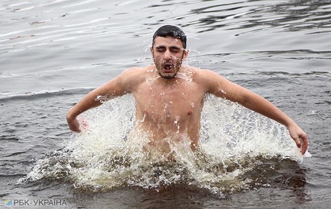 Водохреще 2018: як жителі Києва занурювалися на свято (фоторепортаж)