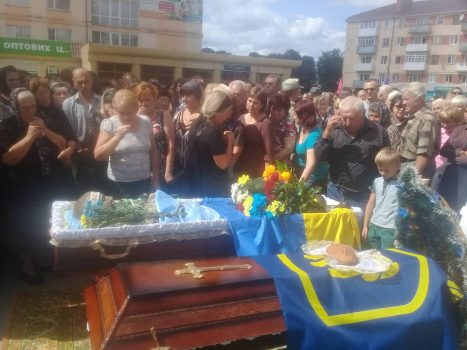 Без отца осталось двое детей: на Волыни провели в последний путь погибшего на Донбассе бойца (фото)